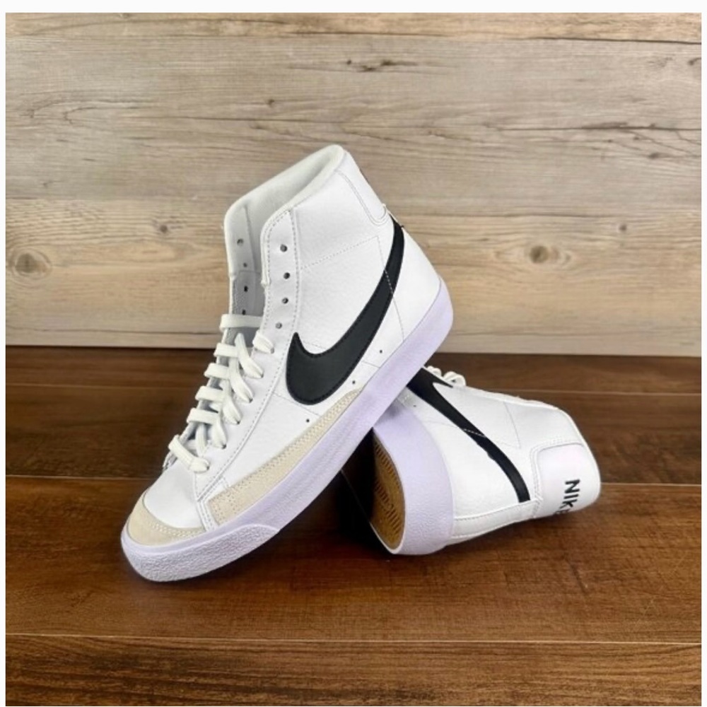 Nike blazer Mid- ‘77 White and Black Womens 6.5
